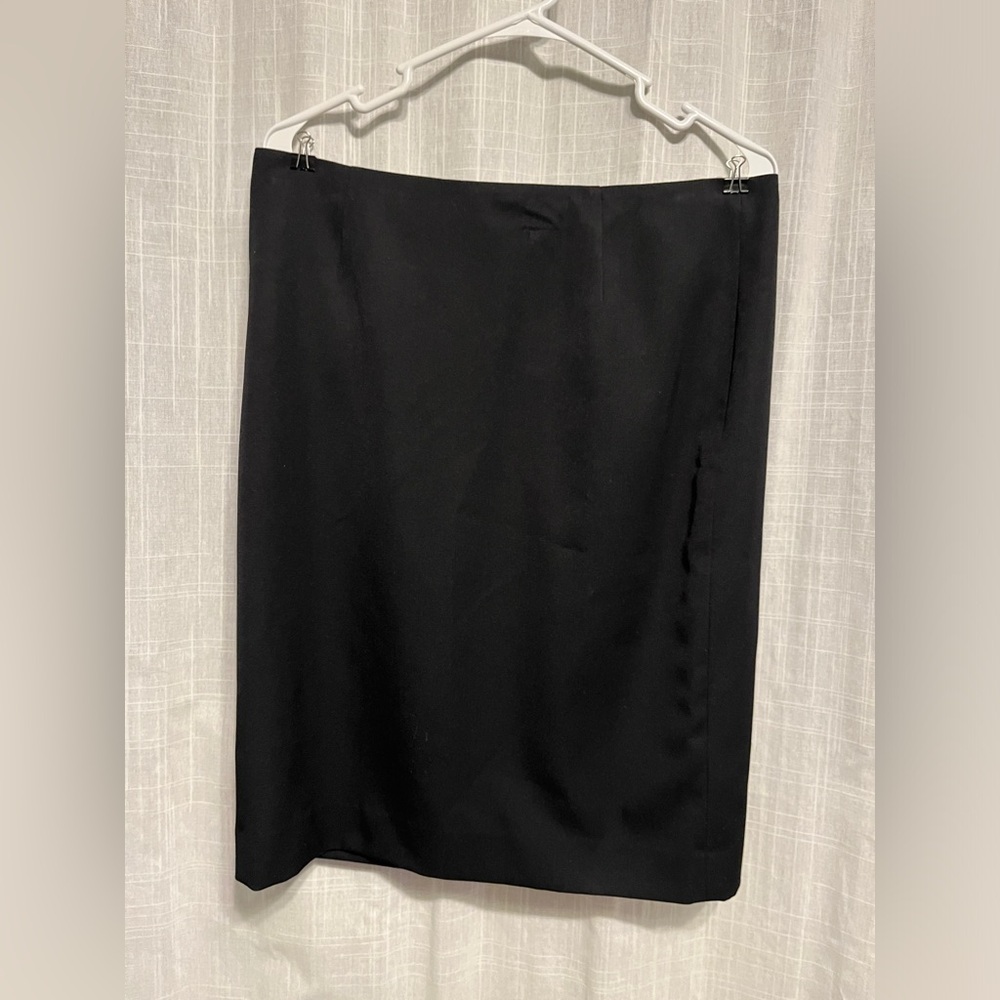 Anne klein black skirt,size 8, back zipper and slit, liner, new with tag